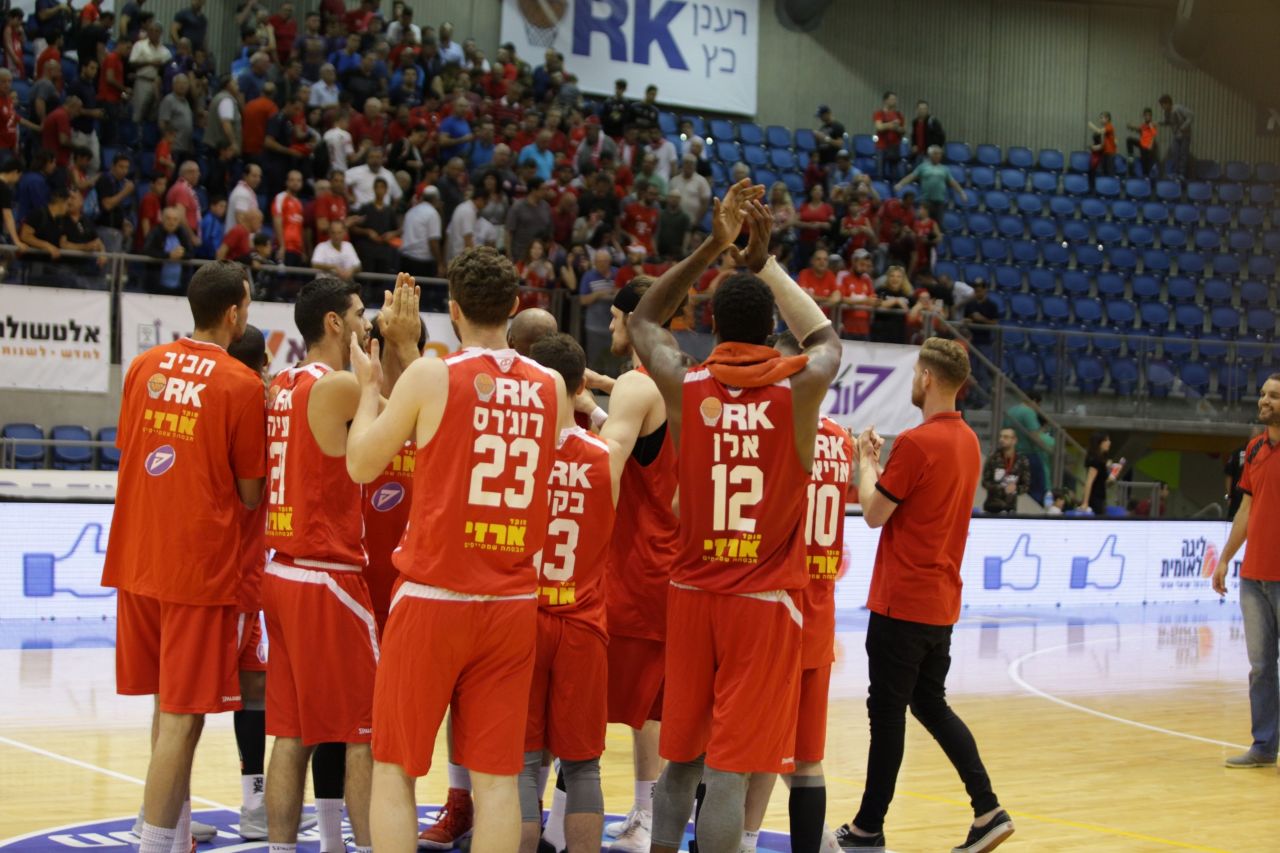 כדורסלני הפועל באר שבע בסיום. חבורה מנצחת (צילום: אסף חיימוביץ')